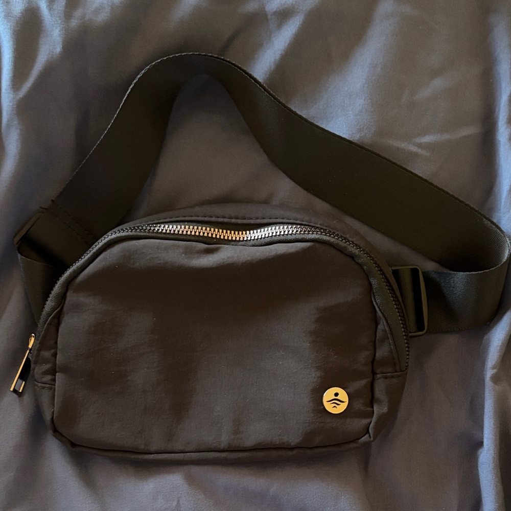 Stylish Black Crossbody Bag with Logo Accent